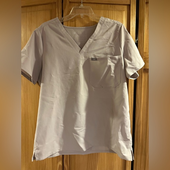 STAIN ON POCKET. Figs Catarina One Pocket Scrub Top Slate - Picture 1 of 5